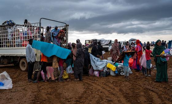 نازحون يصلون إلى موقع لتجمع النازحين في كسلا، السودان.